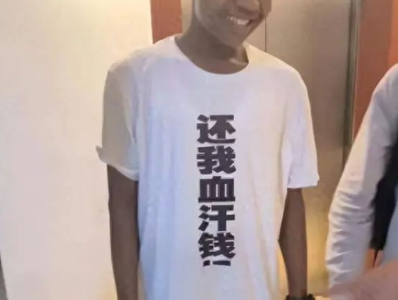 文化衫 文化衫定制 中文文化衫定制-留学生的文化衫上印着的中文极具特色,网友们在评论区笑翻了,纷纷表示“拆”字是整件衣服的灵魂所在 文化衫 文化衫定制 中文文化衫定制-文化衫“拆”字是精髓,留学生文化衫上的中文太有文化,评论区笑得肚疼